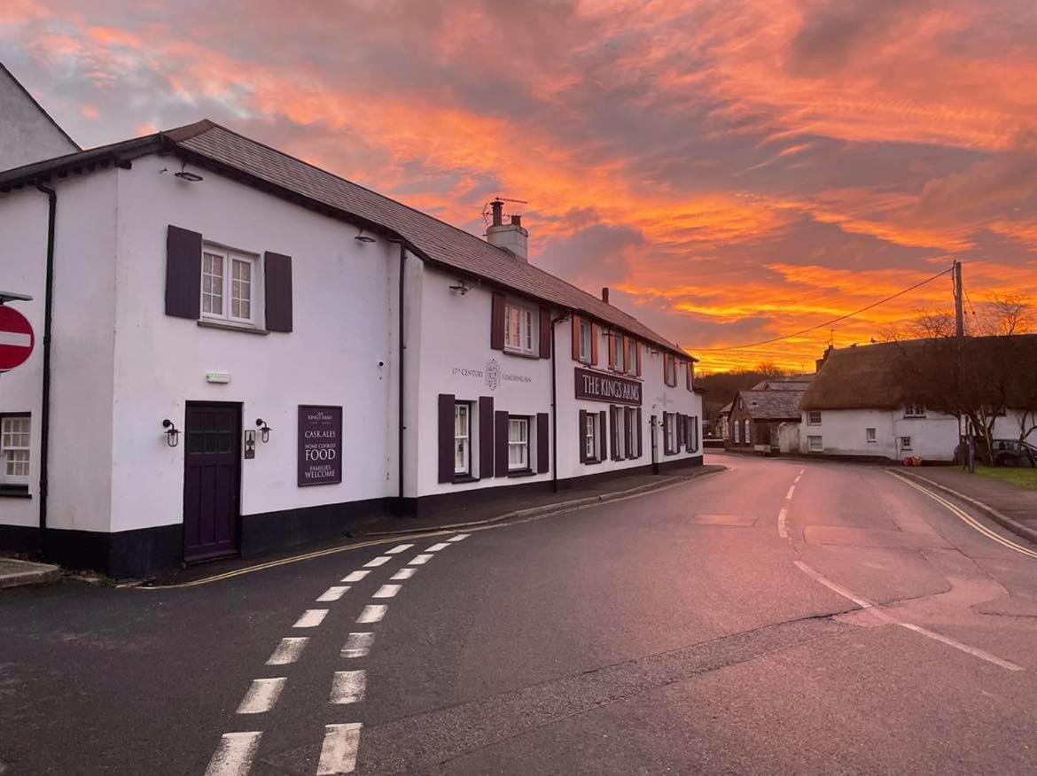 The Kings Arms Inn Stratton  외부 사진